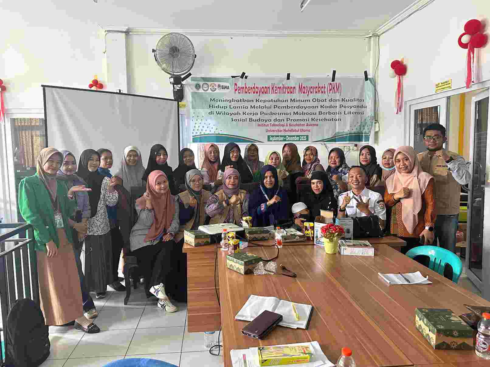 Dosen ITK Avicenna dan Universitas Nahdlatul Ulama Sultra, berkolaborasi jalankan program peningkatan kesehatan dan kepatuhan lansia. Foto: Ist.