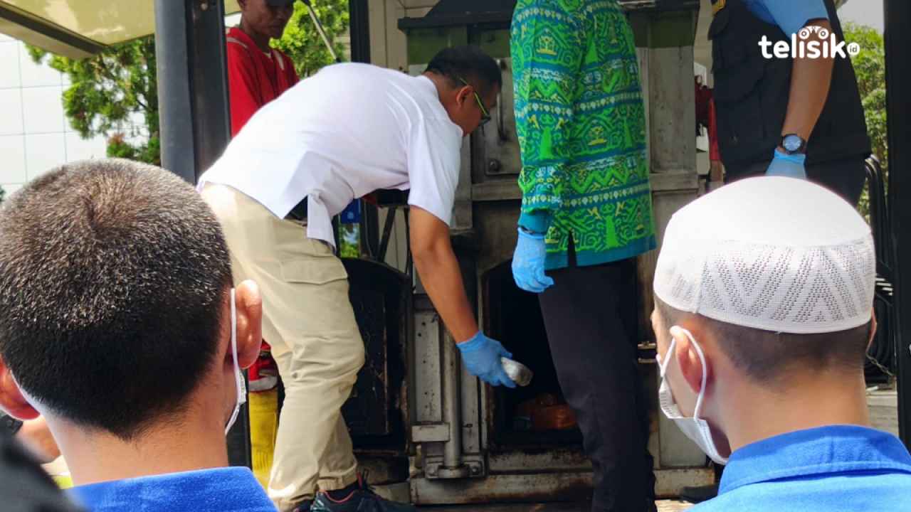 Petugas BNNP Sultra bersama sejumlah pejabat terkait, memasukkan barang bukti narkotika ke dalam mesin insinerator saat proses pemusnahan di halaman Kantor BNNP Sultra, Rabu (22/10/2025). Foto: Gusti Kahar/Telisik