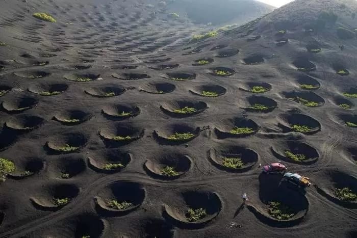 Pulau Lanzarote dengan lanskap vulkanik dan destinasi wisata. Foto: Repro Kabarpalu