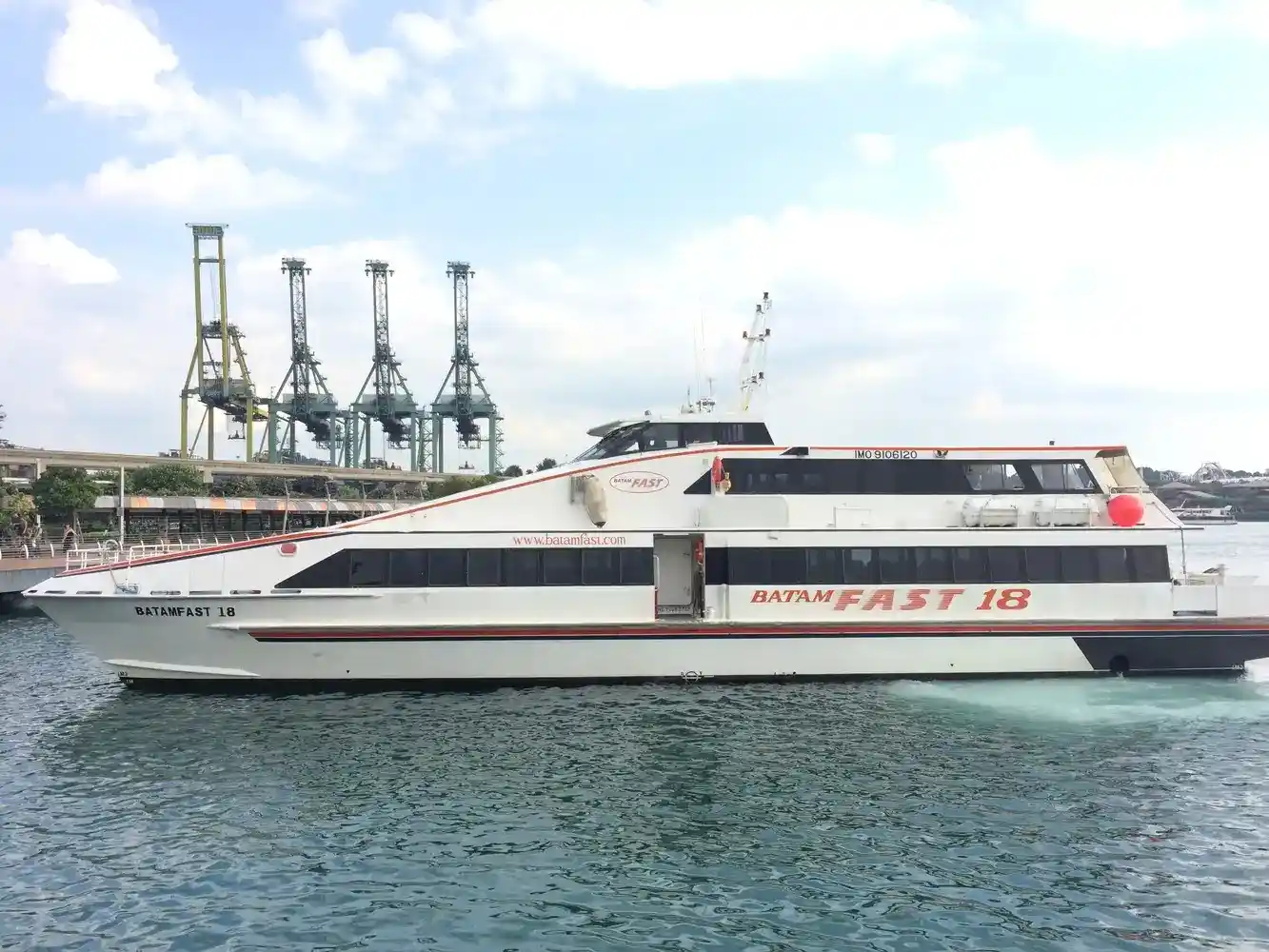 Salah satu cara mudah menuju Singapura adalah dengan menggunakan Batam Fast Ferry. Foto: Ist.