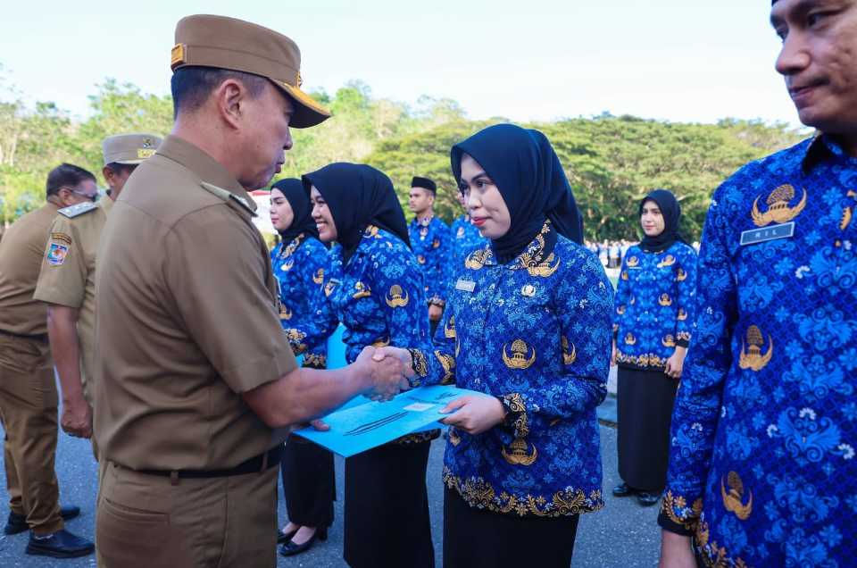 Gubernur Sulawesi Tenggara, Andi Sumangerukka, saat menyerahkan SK CPNS dan PPPK 2024 tahap 1 pada Senin, 16 Juli 2025 lalu. Foto: Facebook@Pemprov Sultra