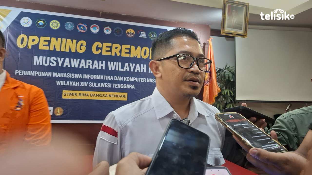 Ketua STIMIK Bina Bangsa Kendari, Faisal Aris, saat diwawancarai awak media, Senin (27/10/2025). Foto: Erni Yanti/Telisik