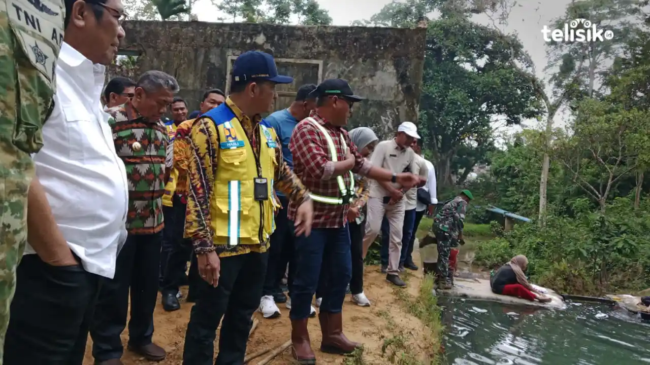 Wakil Ketua Komisi V DPR RI, Ridwan Bae bersama Bupati Muna, Bachrun Labuta meninjau mata air Jompi. Foto: Sunaryo/Telisik.