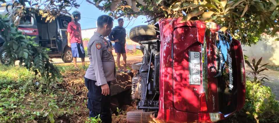 Mobil Xenia berwarna merah maron terbalik usai tabrak pagar rumah warga di Desa Pelambua, Kecamatan Pomalaa, Kolaka, Minggu (12/10/2025). Foto: Ist.