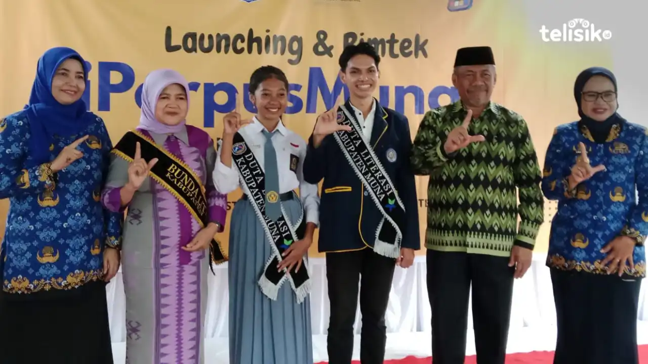 Bupati Muna, Bachrun Labuta bersama Bunda Literasi, Sitti Leomo dan Kadis Perpustakaan dan Kearsipan, Sitti Lestari Gombilo melaunching iPerpusMuna. Foto: Sunaryo/Telisik.