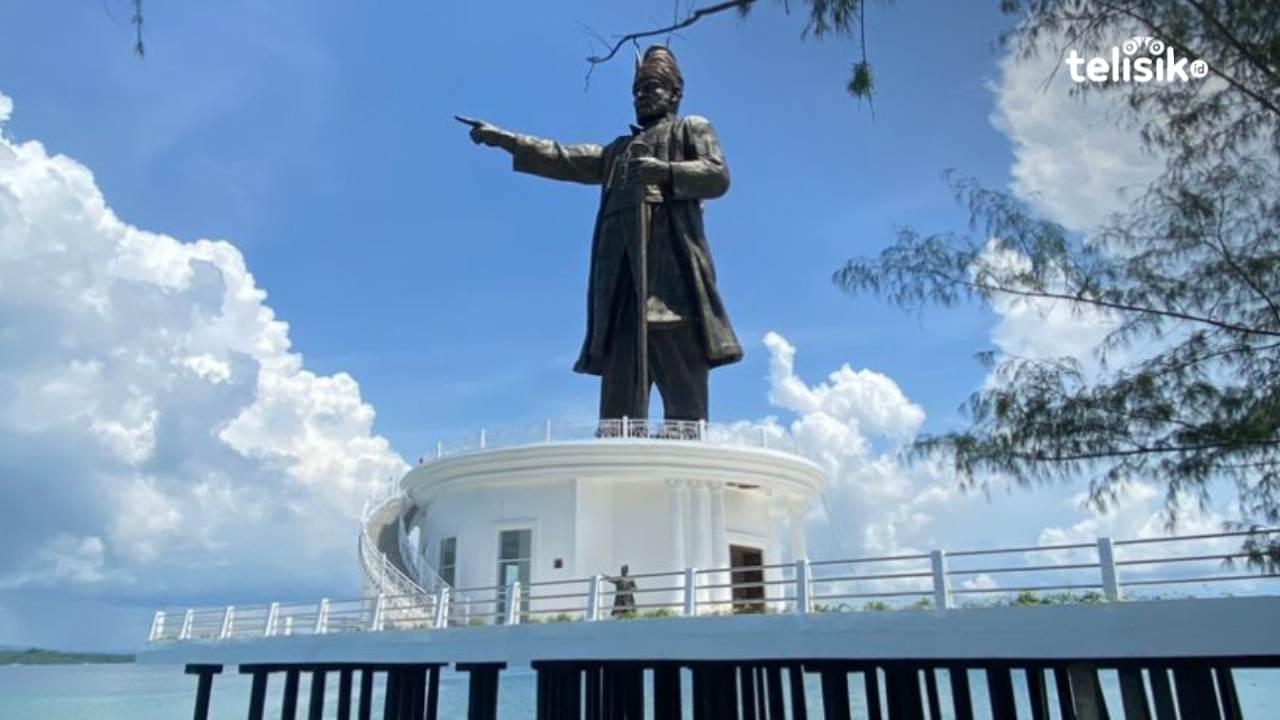 Patung Pahlawan Nasional Oputa Yi Koo di Kota Baubau yang sudah rampung dibangun hingga kini belum diresmikan. Foto: Elfinasari/telisik