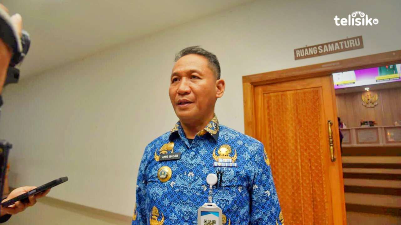 Sekretaris Daerah Kota Kendari, Amir Hasan, saat diwawancarai oleh awak media di Balai Kota Kendari, Senin (20/10/2025). foto: Gede Suyana Sriski/telisik