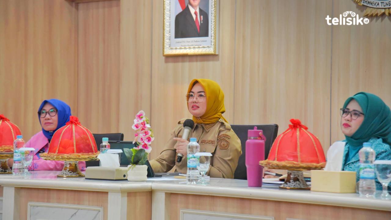 Wali Kota Kendari sekaligus Bunda PAUD Kendari, Siska Karina Imran, memimpin rapat koordinasi bersama dengan tim Pokja Bunda PAUD tingkat kecamatan hingga kelurahan, Senin (13/10/2025). foto: Gede Suyana Sriski/telisik