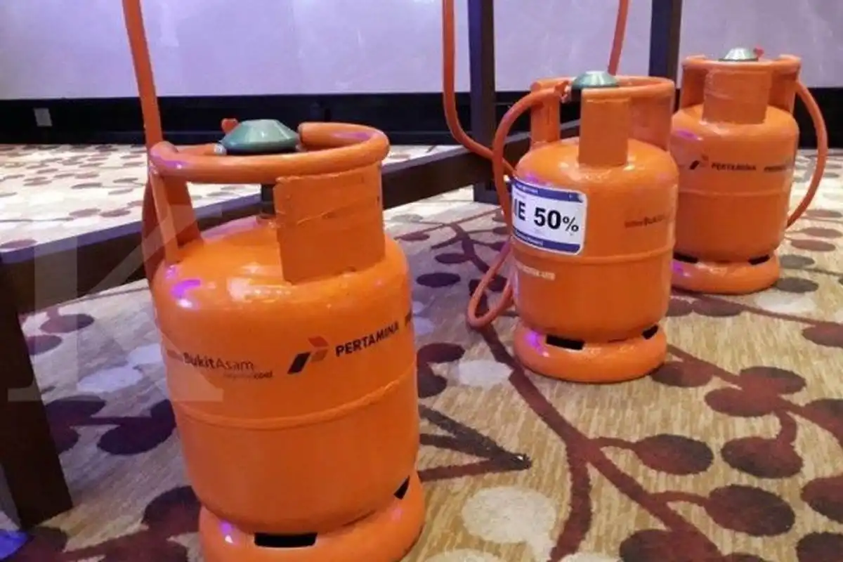 Contoh tabung DME yang dipamerkan oleh PT Pertamina, PT Bukit Asam, dan Air Products and Chemical Inc. Foto: Repro Kontan.