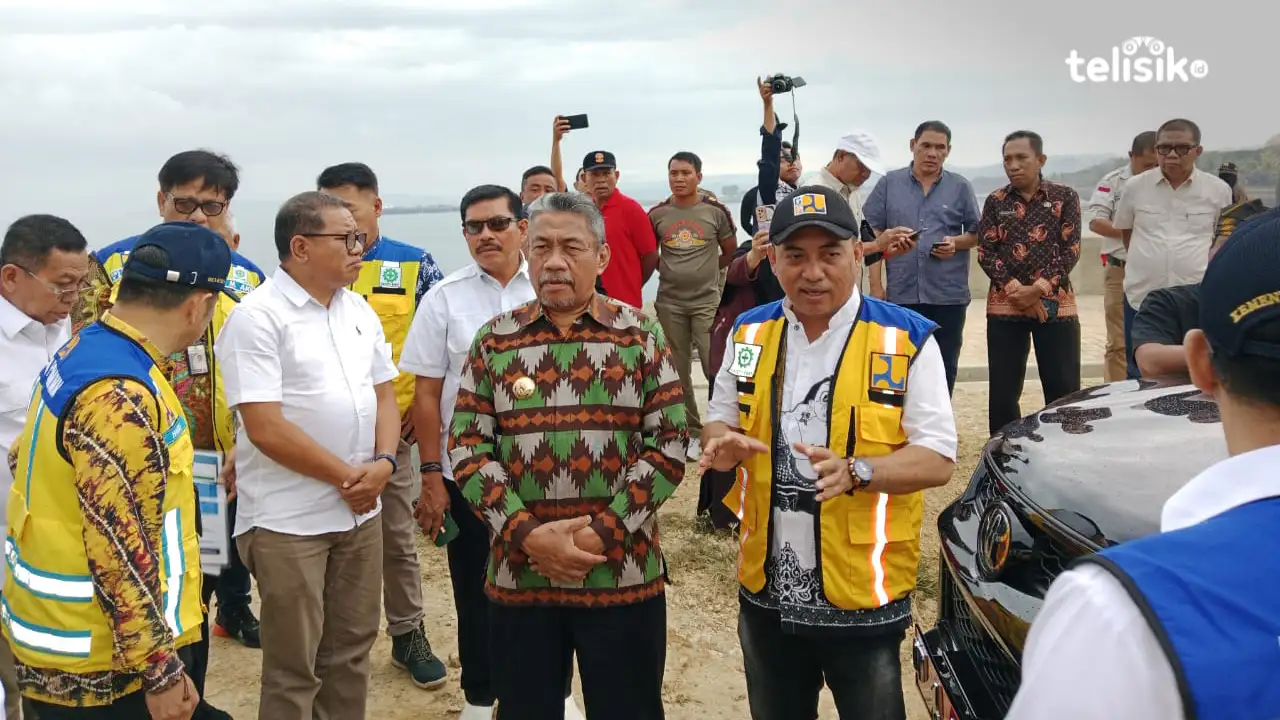 Bupati Muna, Bachrun Labuta bersama Kadis PUPR, Mustajab. Foto: Sunaryo/Telisik.