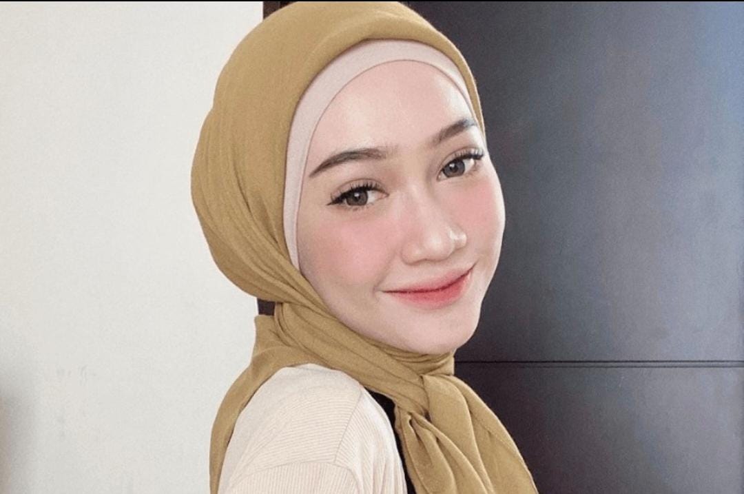 Ilustrasi perempuan remaja yang menggunakan make up sesuai usia dan tetap cantik. Foto: beautyjournal.id