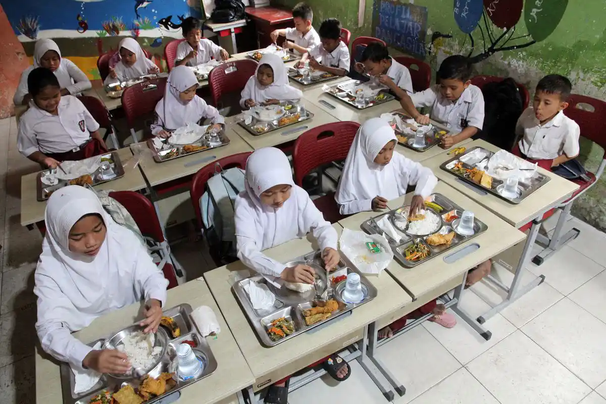 Polemik anggaran program Makanan Bergizi mencuat usai BGN menilai kebutuhan per porsi bisa berbeda di daerah. Foto: Repro Kompas.