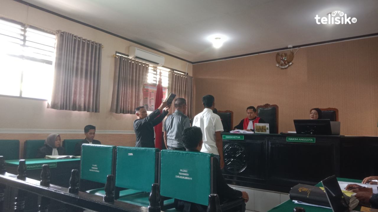 Pengambilan sumpah para saksi dalam sidang lanjutan kasus dugaan tindak pidana ijazah palsu anggota DPRD Kendari La Ami, Jumat (10/10/2025).Foto: Hamlin/Telisik