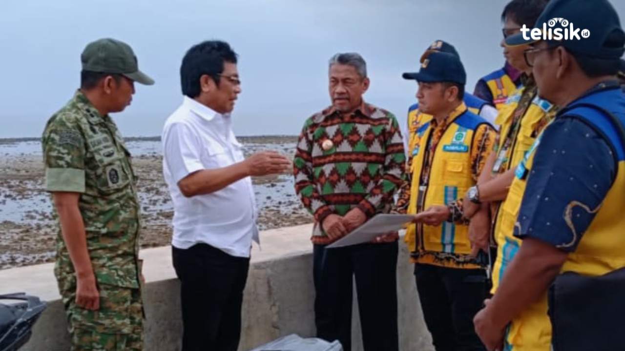 Wakil Ketua Komisi V DPR-RI, Ridwan Bae bersama Bupati Muna, Bachrun Labuta meninjau kawasan SOR La Ode Pandu. Foto : Sunaryo/Telisik