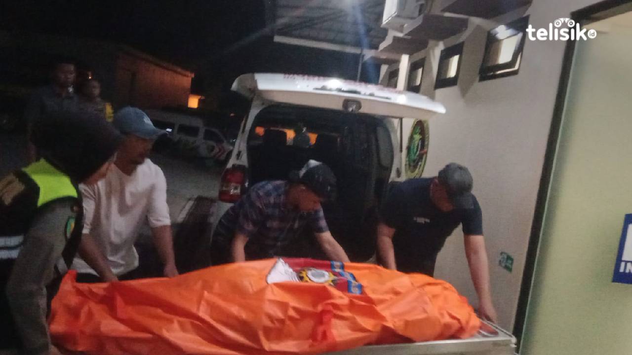 Petugas RS Bhayangkara Kendari saat menurunkan jenazah tahanan BNNP Sultra dari mobil ambulance dan dibawa masuk ke ruang otopsi. Foto: Hamlin/Telisik.