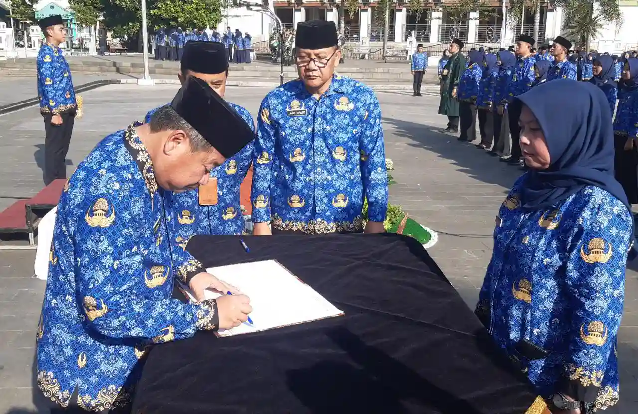 Pemerintah tengah mematangkan koordinasi antara KemenPAN-RB dan BKN untuk menentukan formasi CPNS 2026. Foto: Repro Harian Garut News.
