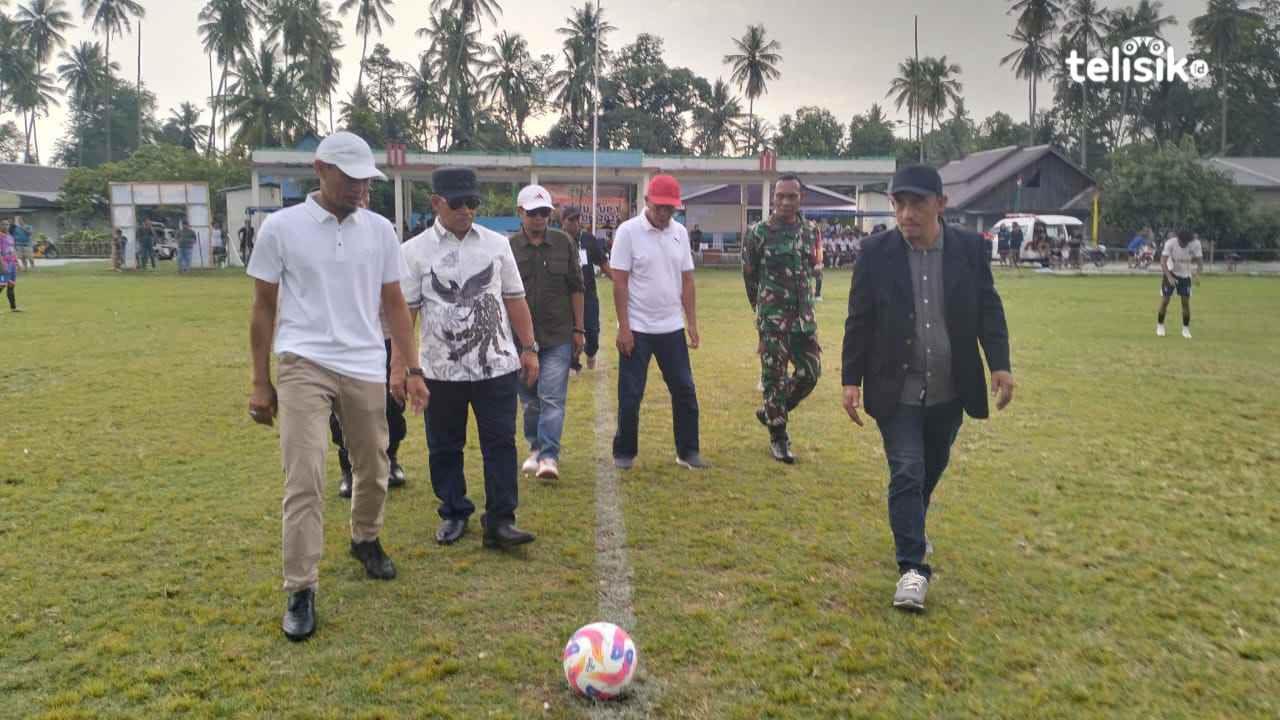 Wabup Kolaka Utara, Jumarding tendang bola pertama simbol dimulainya kompetisi turnamen Tiwu Cap I. Foto: Muh. Risal H/Telisik.