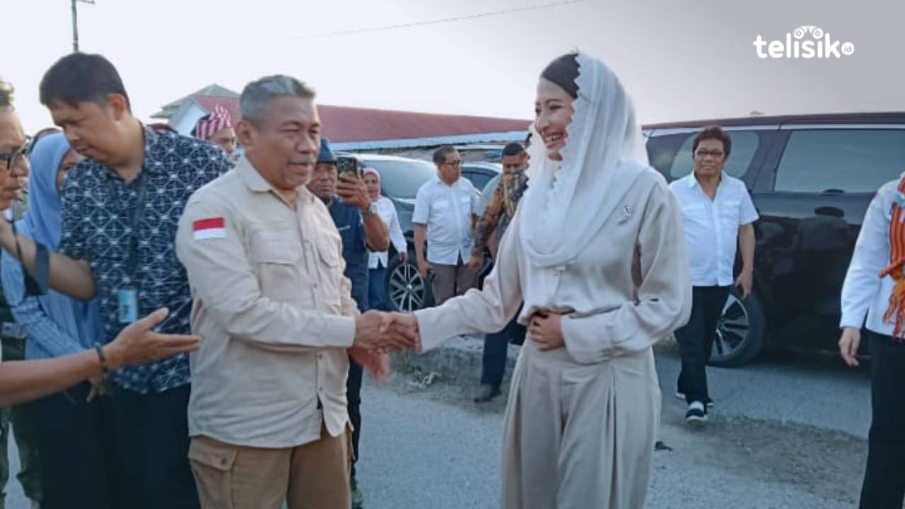 Bupati Muna, Bachrun Labuta saat menyambut Wamendag, Dyah Roro  Esti di Pasar Laino. Foto : Sunaryo/Telisik