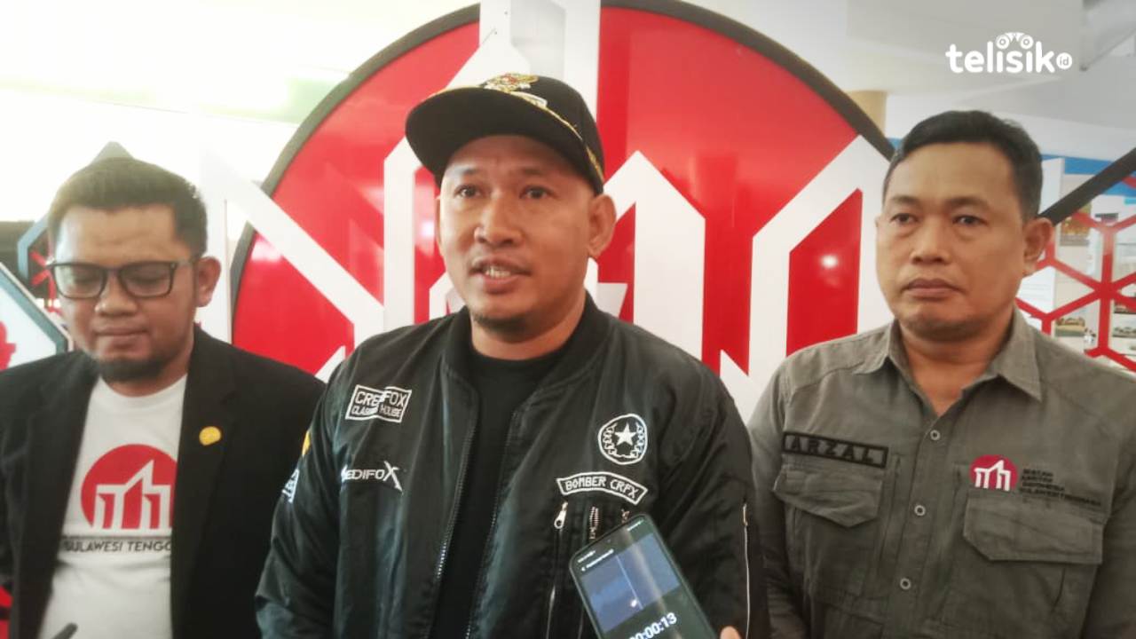 Ketua IAI Sultra, M Azhar Tahir (kiri), dan Wakil Wali Kota Kendari, Sudirman (tengah), saat diwawancarai awak media usai pembukaan Rakerprov IAI Sultra di The Park Kendari, Sabtu (25/10/2025). Foto: Hamlin/Telisik