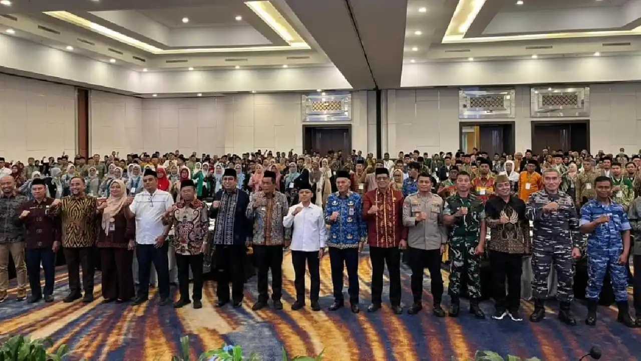 Foto bersama Wamendikdasmen, Fajar Riza Ul Haq usai kegiatan seminar di Hotel Claro Kendari. Foto: Ist.