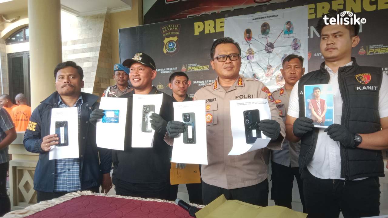 Kapolresta Kendari, Kombes Pol Edwin L Sengka (kedua dari kanan), didampingi Wakil Wali Kota Kendari, Sudirman, menunjukan barang bukti handphone yang digunakan oleh tersangka WL di Mapolresta Kendari, Jumat (24/10/2025). Foto : Hamlin/Telisik.