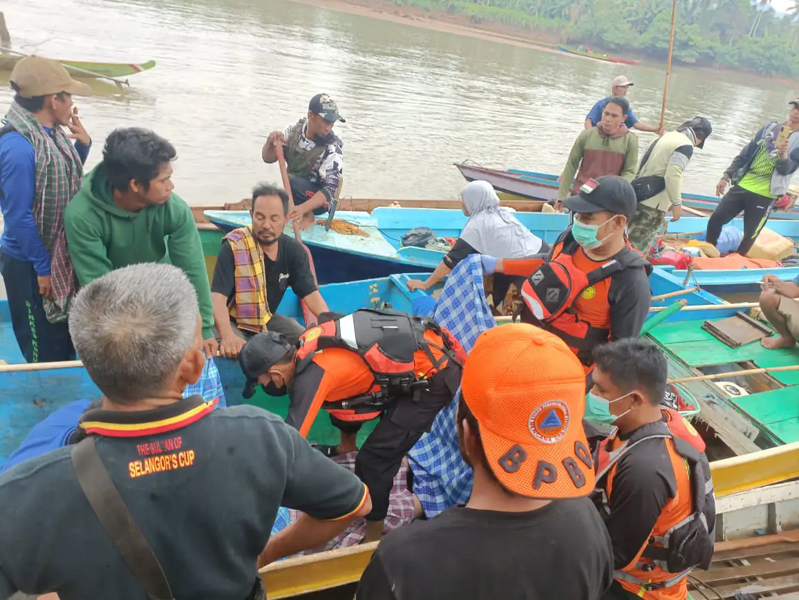 Tim SAR gabungan evakuasi korban diterkam buaya di Sungai Lasolo, Konawe Utara. Foto: Basarnas Kendari.