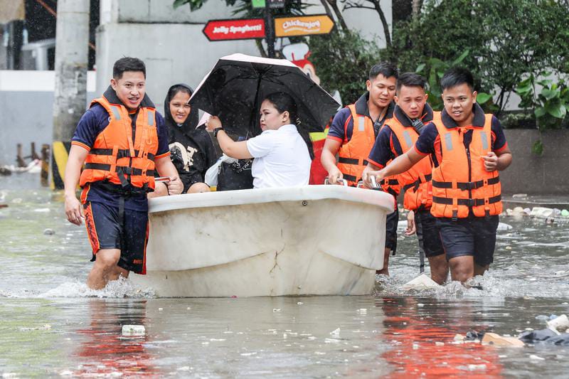 Tim penyelamat menggunakan perahu untuk mengevakuasi warga dari area yang terendam banjir di Kota Navotas, Filipina, pada 10 November 2025. Foto: Xinhua/Rouelle Umali