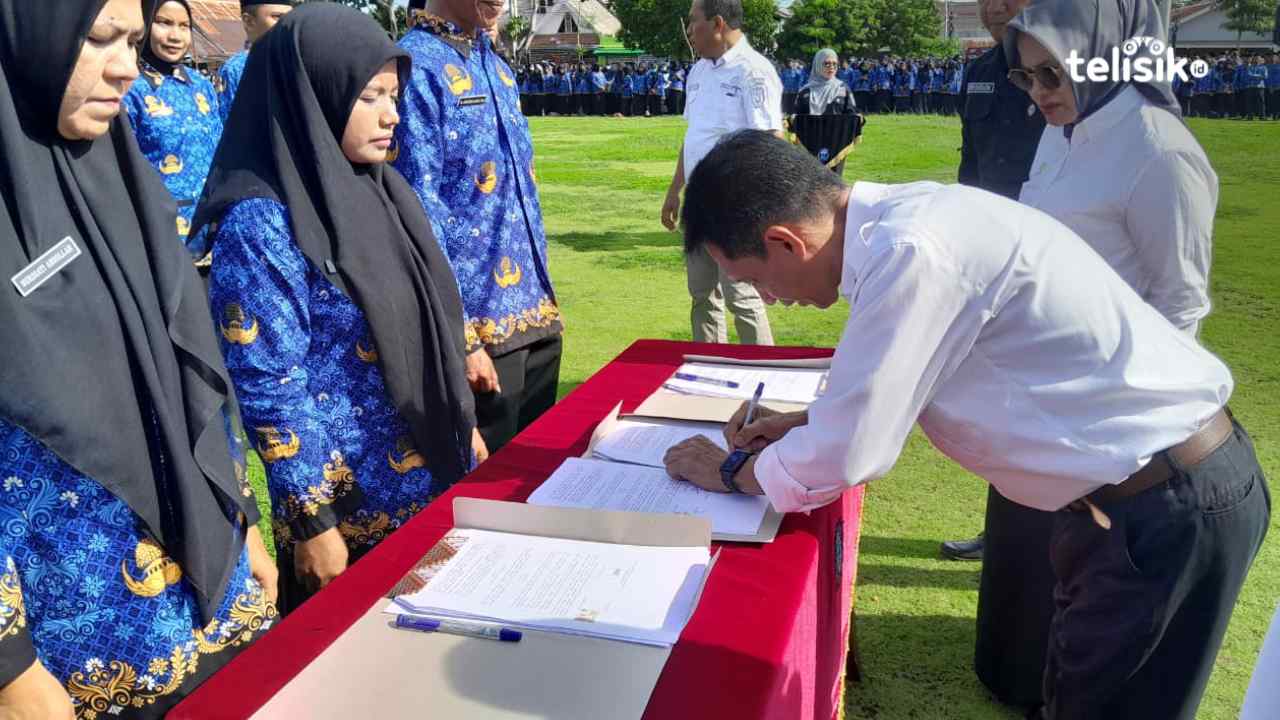 Bupati Wakatobi Haliana, menandatangani SK PPPK Paruh Waktu saat pelantikan, Minggu (30/11/2025). Foto : Zulkifli Herman T/Telisik