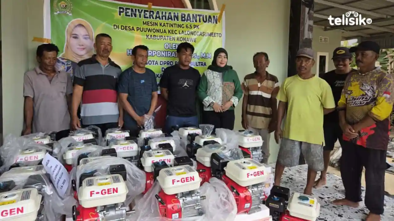 Nurponirah bersama nelayan Desa Puuwonua dalam penyerahan mesin katinting. Foto: Ana Pratiwi/Telisik.