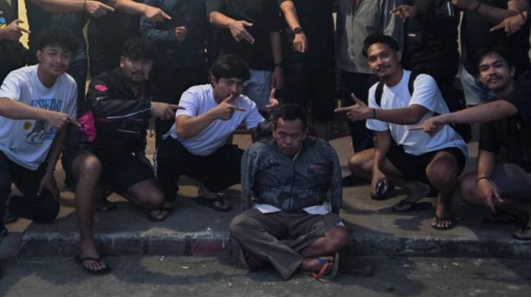 Tim Resmob Polda Sultra berhasil meringkus pria isinial JN (43), pelaku penganiayaan anggota polisi. Foto: Ist.