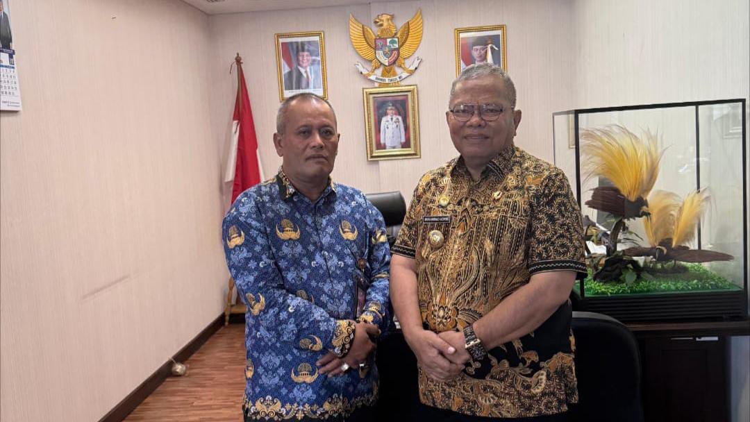 Direktur Fasilitasi Transfer dan Pembiayaan Utang Daerah Ditjen Bina Keuangan Daerah Kemendagri, Nasrun (kiri), dan Bupati Buton Selatan, Muhammad Adios, sesuai melakukan audiensi, Selasa (11/11/2025). Foto: Ist.