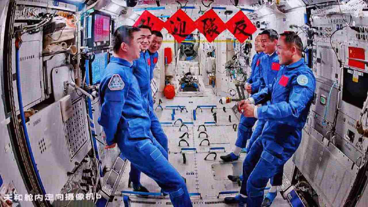 Pusat Kendali Antariksa Beijing (Beijing Aerospace Control Center/BACC) pada 1 November 2025 ini menunjukkan foto para awak wahana antariksa Shenzhou-20 dan Shenzhou-21 sedang berbincang bersama. Foto: Jin Liwang/Xinhua