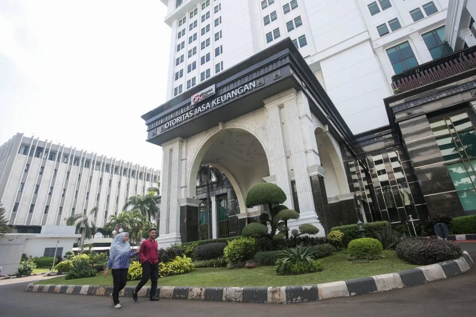 OJK kembali merilis daftar pinjol ilegal terbaru yang memicu kewaspadaan masyarakat sepanjang 2025. Foto: Repro Katadata.