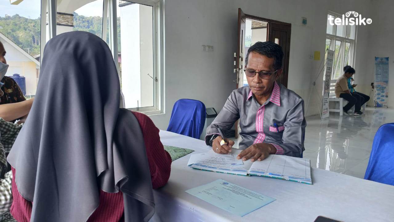 La Ode Darussalam Asisten III Setda Kota Baubau saat mengantarkan berkas pendaftaran seleksi terbuka, Sekda Buton Selatan pada 31/10/2025. Foto: Ali Iskandar Majid/Telisik