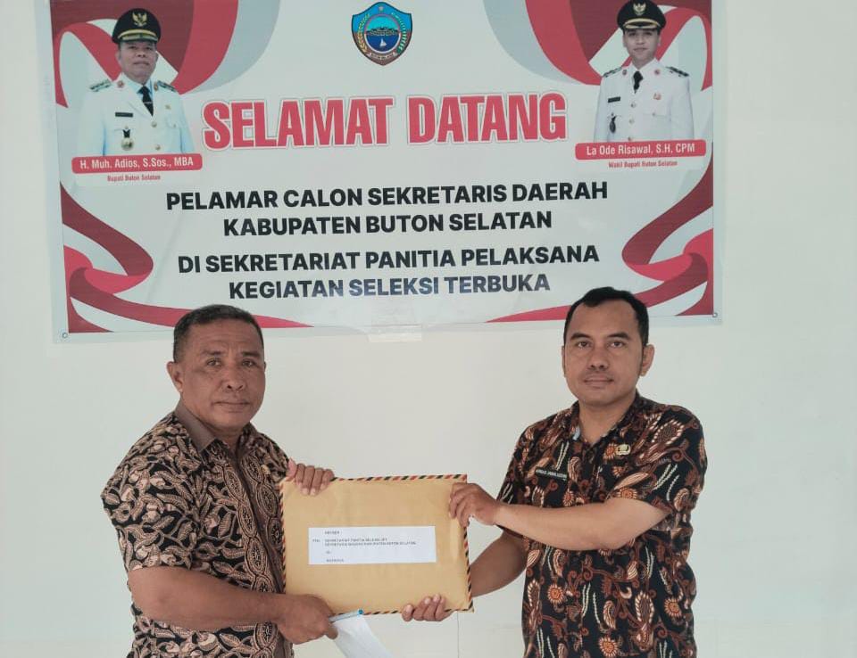 Ketgam: PJ Sekda Buton Selatan, Harwanto saat mendaftarkan diri pada seleksi terbuka Sekda di Kantor BKPSDM 31/10/2025. Foto: Ist.