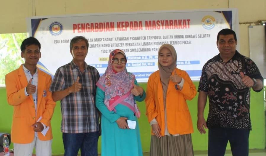Tim dosen dan mahasiswa Jurusan Kimia, Fakultas MIPA UHO saat melakukan PKMI di Konda. Foto: Ist.