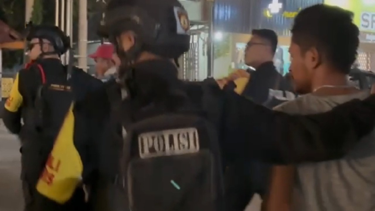 Tim Patroli Perintis Presisi Samapta Polda Sultra membekuk dua pemuda terduga pelaku pemalakan terhadap pedagang di kawasan eks MTQ Kendari, Selasa (4/11/2025). Foto:Ist.