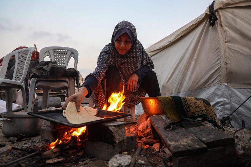 Seorang wanita Palestina sedang beraktivitas setelah kembali ke area Sheikh Radwan yang telah hancur, di sebelah utara Gaza City.  Foto: Xinhua/Rizek Abdeljawad