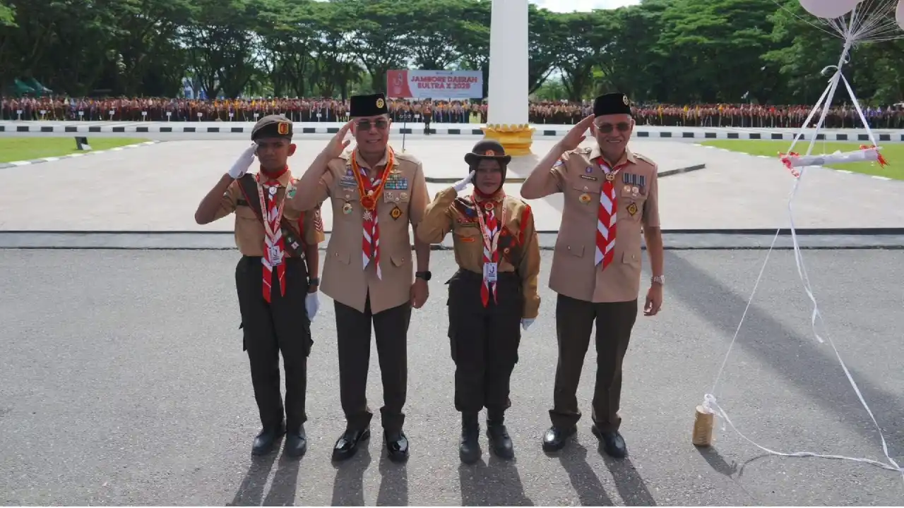 Gubernur Sultra, Andi Sumangerukka bersama anak- anak pramuka di Jamda Pramuka Sultra X. Foto: Biro Adpim.