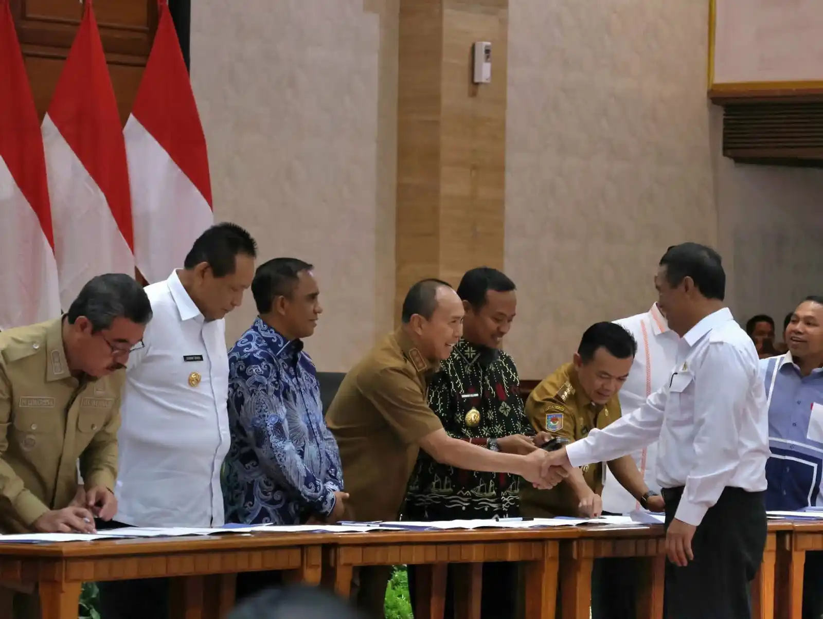Gubernur Sultra, Andi Sumangerukka saat menghadiri Rakor Percepatan Pelaksanaan Program Hilirisasi Komoditas Prioritas Perkebunan yang digelar di Kantor Kementrian Pertanian. Foto: FB PPID Sultra.