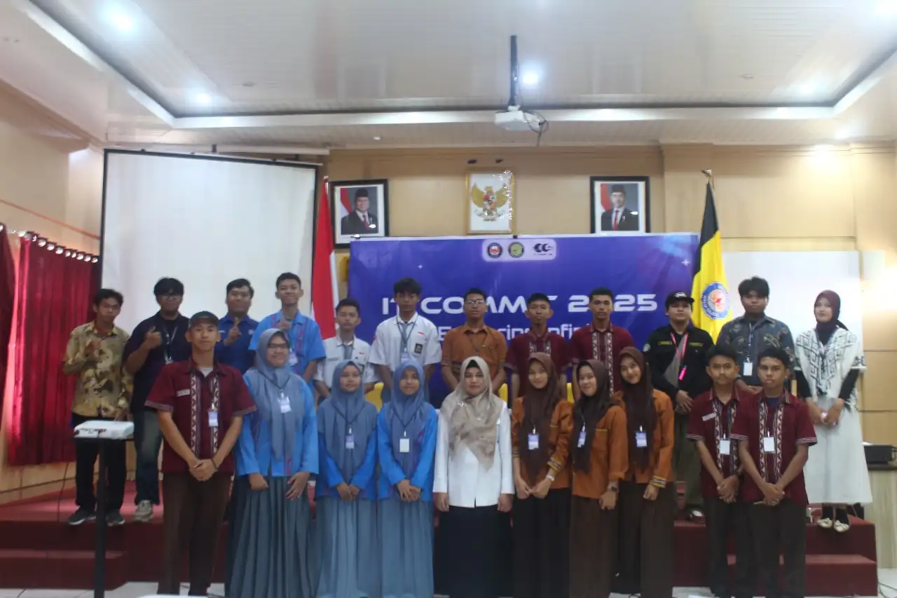 Para peserta OSK foto bersama setelah ujian di Aula Fakultas Ilmu Budaya UHO dalam rangkaian kegiatan IT Fest 2025. Foto: Ist.