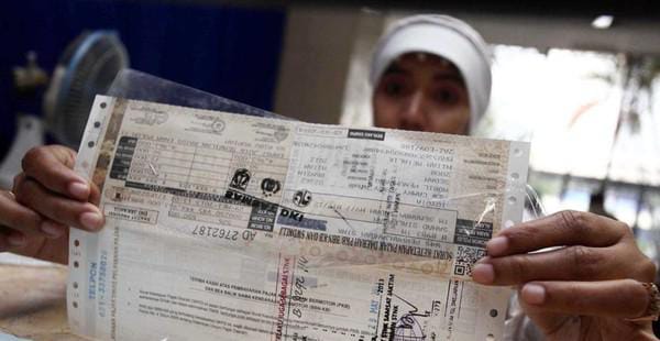 Korlantas menetapkan pengesahan STNK tahunan cukup memakai STNK dan KTP tanpa membawa BPKB. Foto: Repro Kompas.