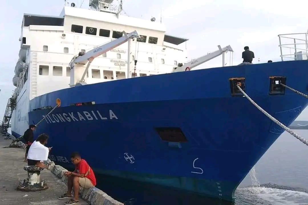 KM Tilongkabila merupakan salah satu armada kapal laut milik PT Pelni yang hingga kini terus menjadi pilihan masyarakat untuk bepergian antarpulau. Foto: Facebook MaUmErE.