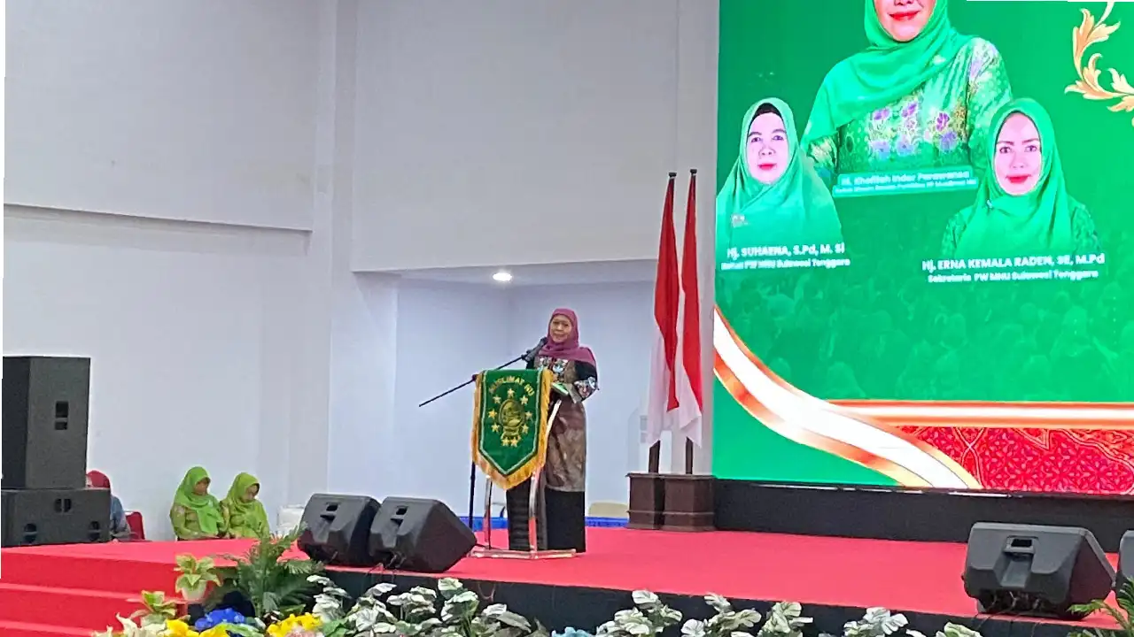 Gubernur Jawa Timur, Khofifah Indar Parawansa, mengunjungi IAIN Kendari dalam rangka menghadiri Maulidurrasul dan Konsolidasi Organisasi Muslimat NU Sulawesi Tenggara di Ballrom Multimedia IAIN Kendari, Selasa (18/11/2025). Foto: Ist.