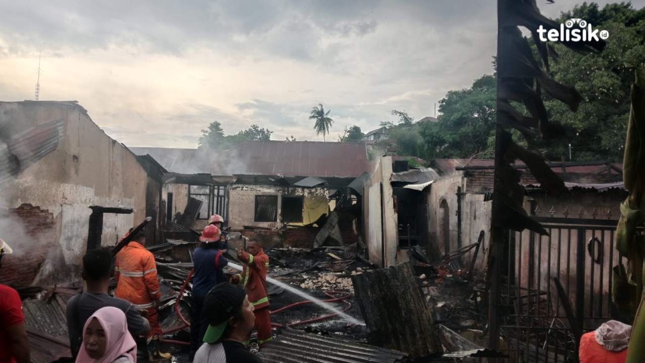 Dua unit rumah warga rata dengan tanah akibat kebakaran di jalan Lasolo, Kelurahan Sodohoa Kecamatan Kendari Barat, Jumat (21/11/2025). Foto: Hamlin/Telisik