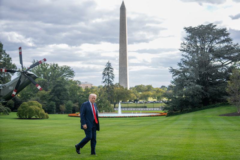 Presiden Amerika Serikat (AS), Donald Trump, berjalan di South Lawn setibanya di Gedung Putih, Washington DC, AS. Foto: Hu Yousong/Xinhua