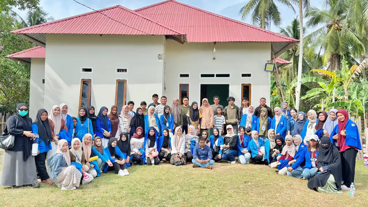 Mahasiswa Farmasi STIKES Pelita Ibu saat baksos  di Konawe Utara. Foto: Ist.