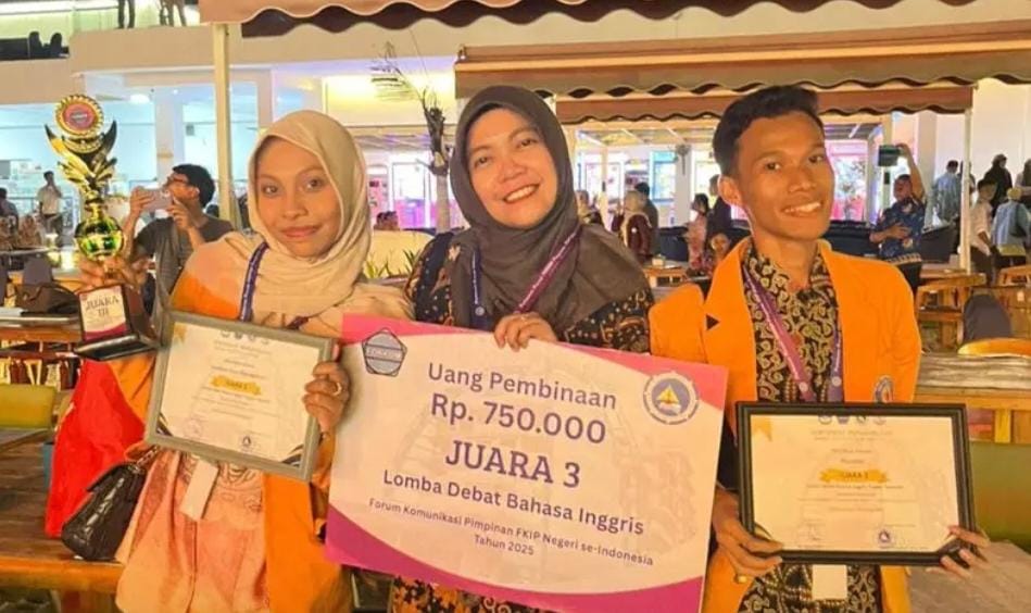 Mahasiswa FKIP UHO, Rizaldo dan Amelya Suci Ramadhani, meraih juara 3 lomba debat bahasa Inggris antar FKIP se-Indonesia di Universitas Maritim Raja Ali Haji, Tanjung Pinang. Foto: Ist.