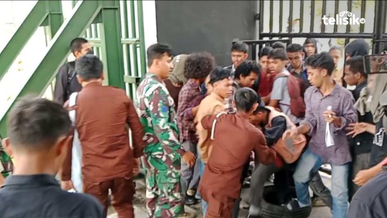 Aksi saling dorong antara petugas satpam dan massa pendemo saat unjuk rasa di Kantor Kejati Sultra, Senin (24/11/2025). Foto: Hamlin/Telisik