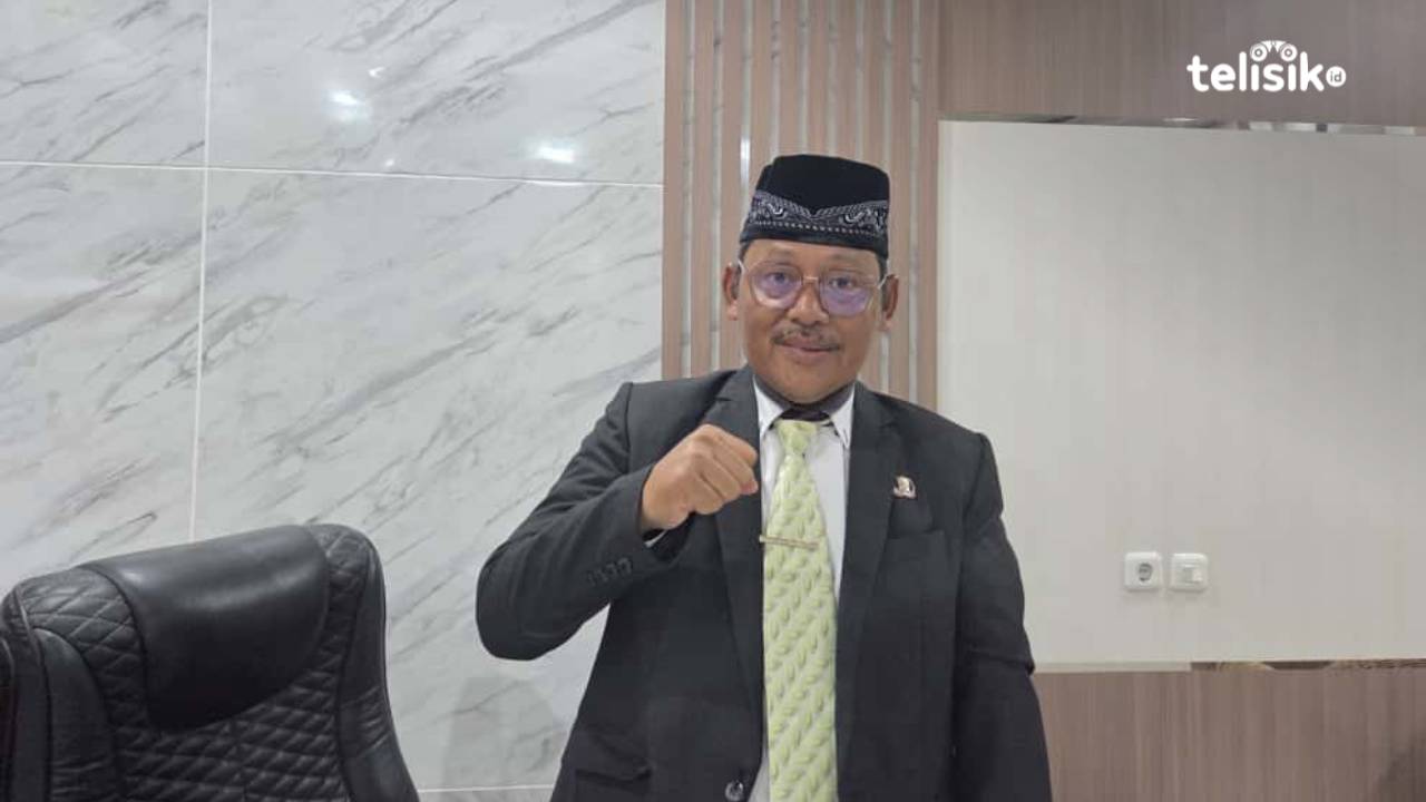 Kadis Perindag Sultra, Rony Yakob di ruang kerjanya. Foto: Ana Pratiwi/Telisik.